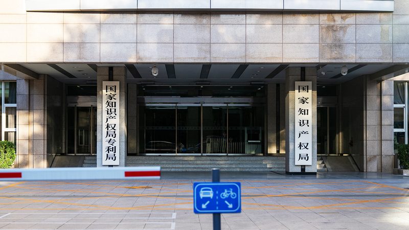上海劳动仲裁律师咨询：如何规避劳动争议风险**